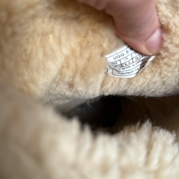 Pre owned well loved button uggs size 8 chestnut - Picture 5 of 6